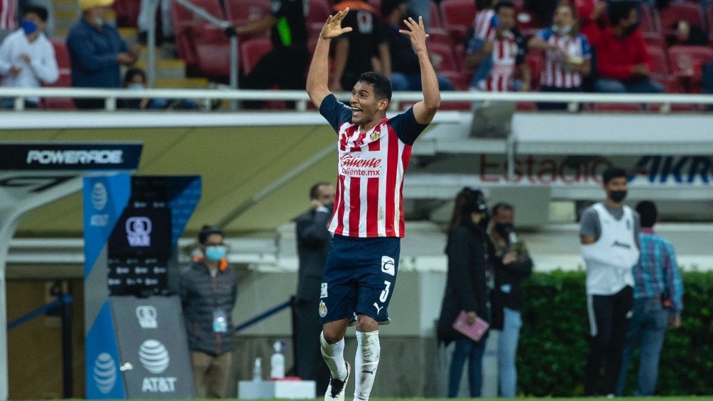 Sepúlveda en festejo con Chivas