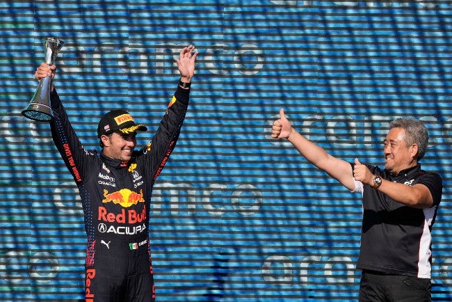 Checo celebra en el podio