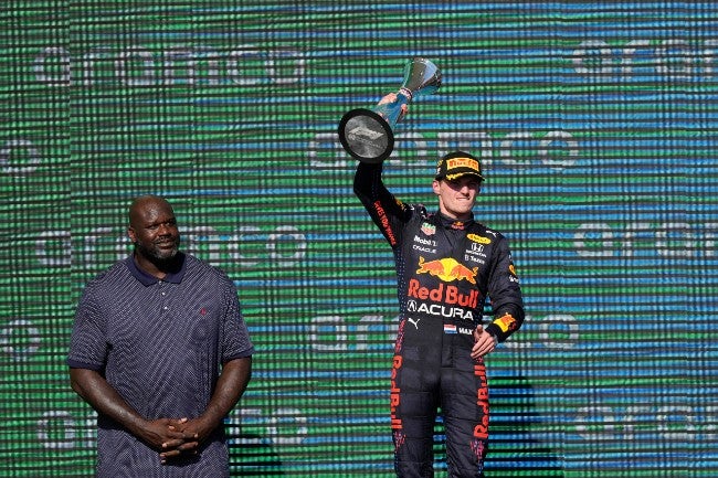 Verstappen alza su trofeo