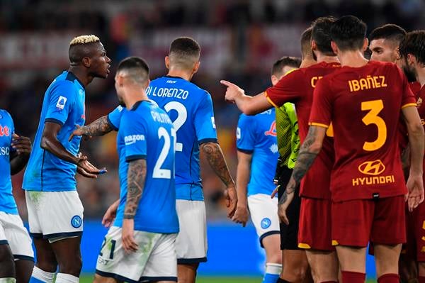 Jugadores del Napoli y el AS Roma reaccionan