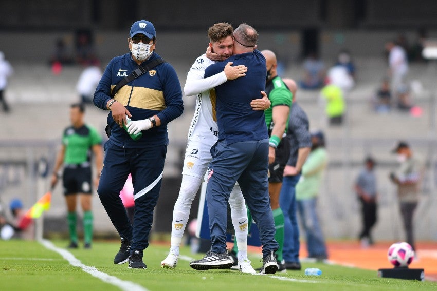 Lillini festejando con Ortiz un gol a favor de Pumas