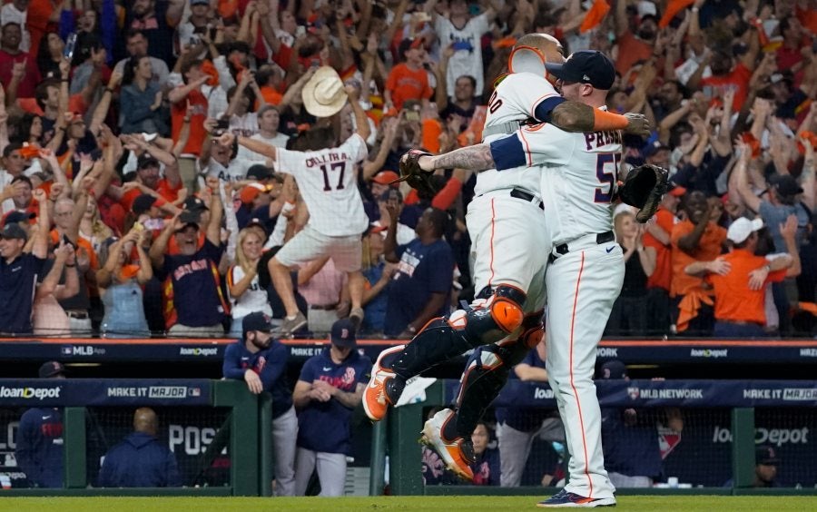 Jugadores de Houston celebran el triunfo sobre Boston