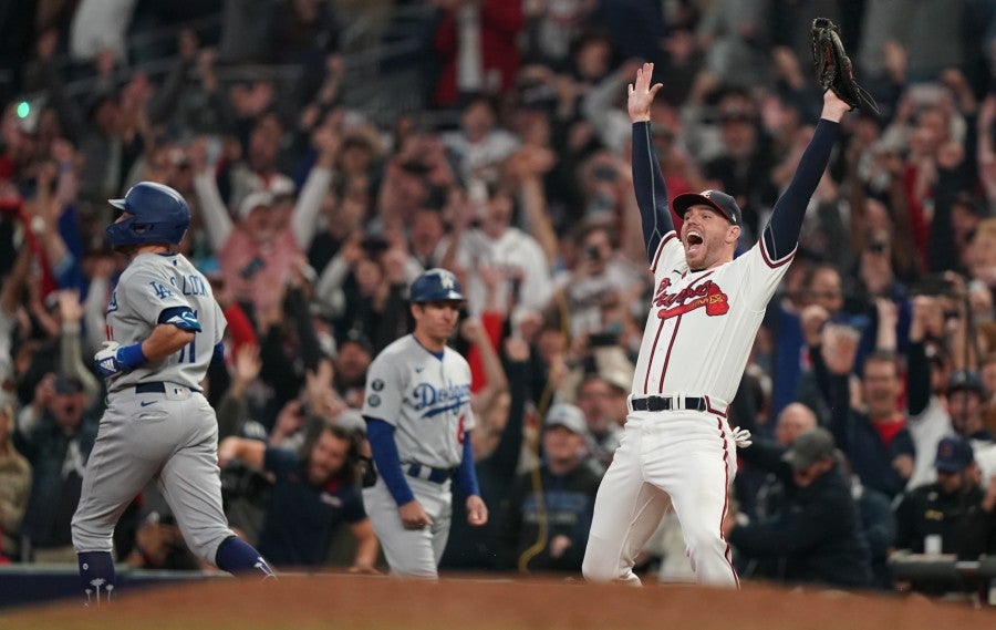 Will Smith festeja el último out ante Dodgers