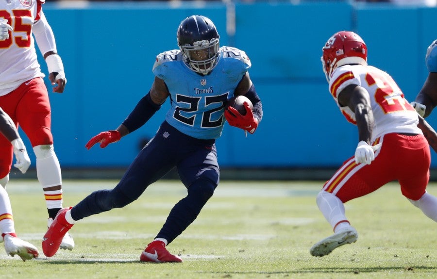 Derrick Henry corriendo el balón ante Chiefs