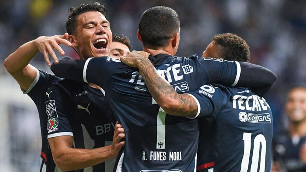 Jugadores de Rayados festejan una anotación