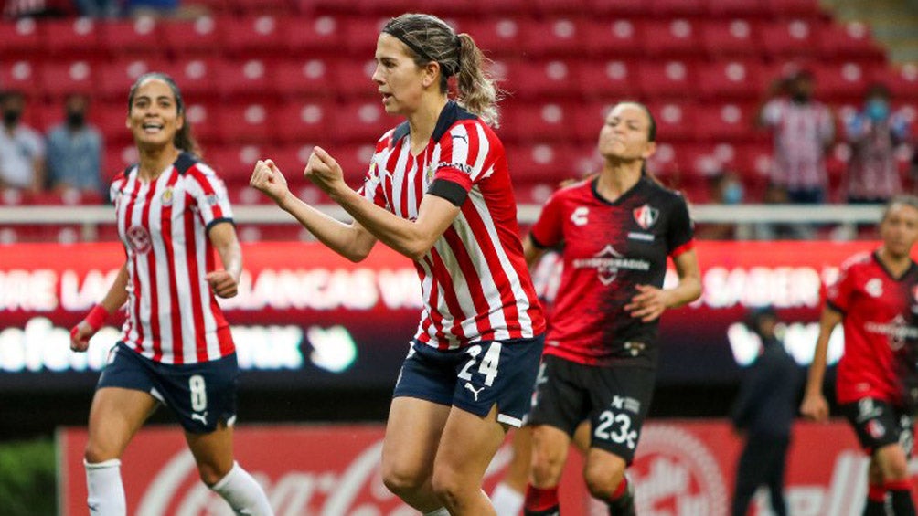 Alicia Cervantes tras anotar gol ante la Academia