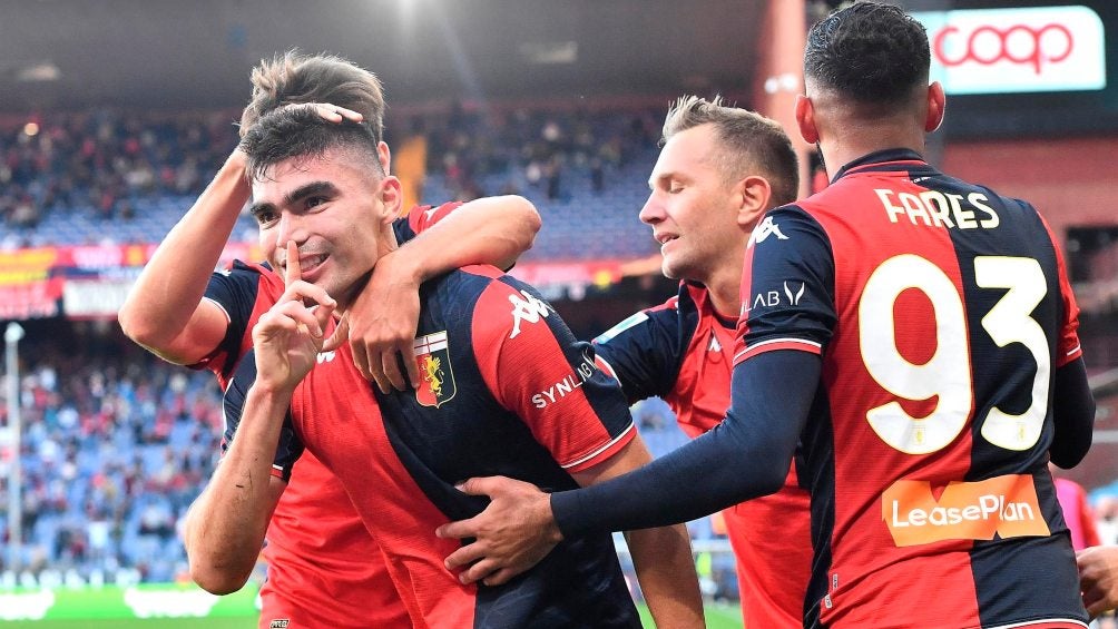 Johan Vásquez tras su gol con Genoa