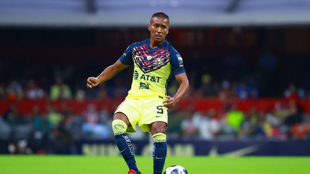 Pedro Aquino durante un partido con América