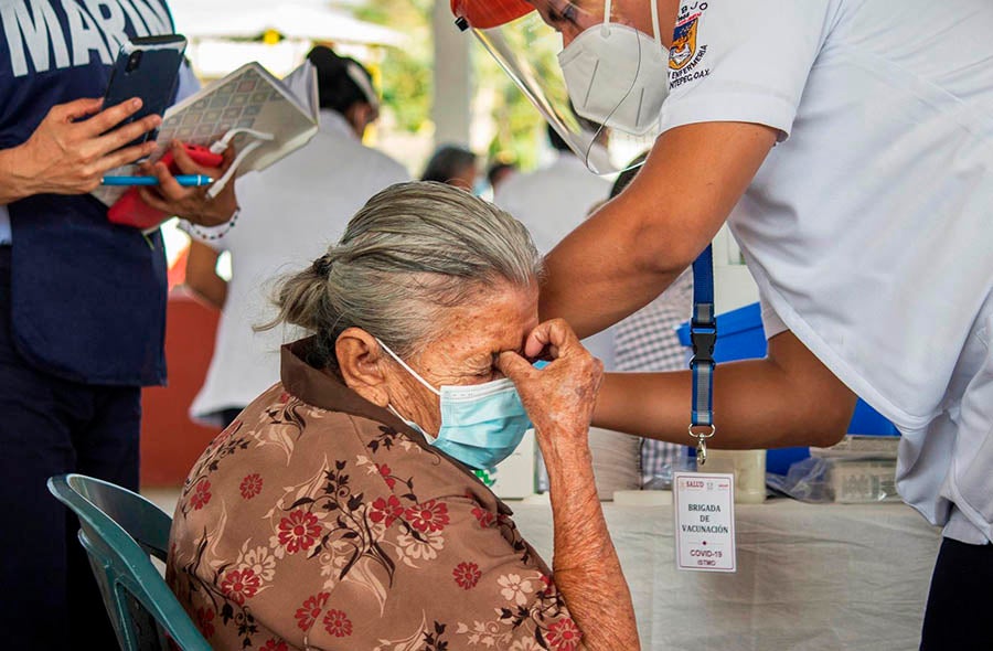 Mujer de la tercera edad es vacunada en Oaxaca