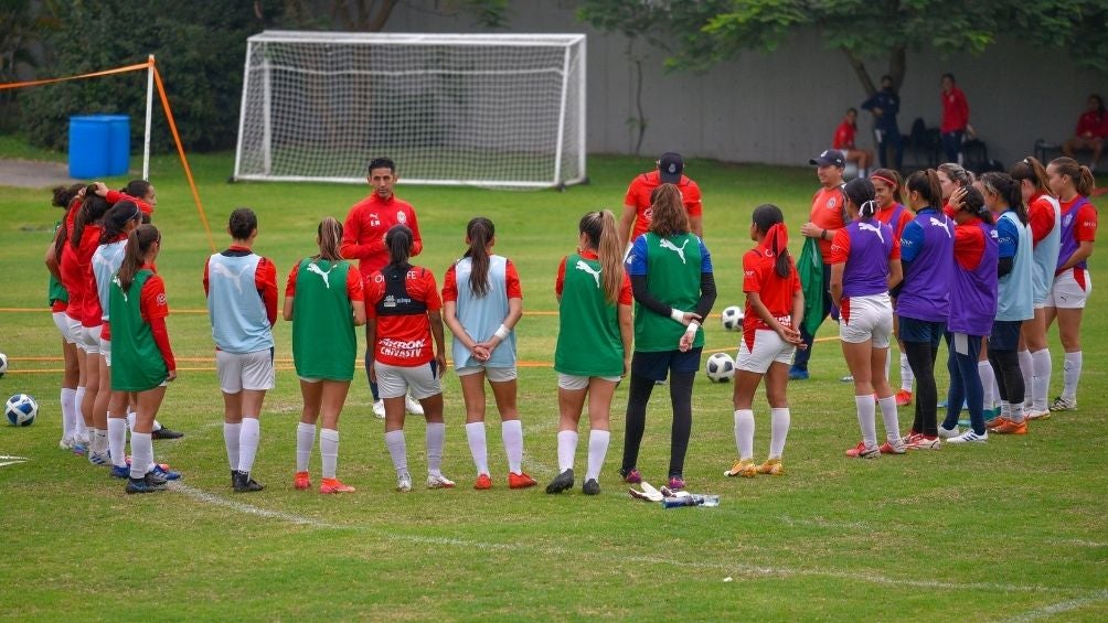 Jugadoras de Chivas en entrenamiento 