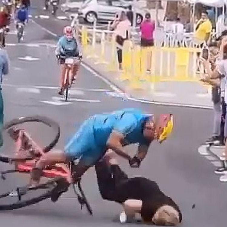 Mujer chocó con ciclista 