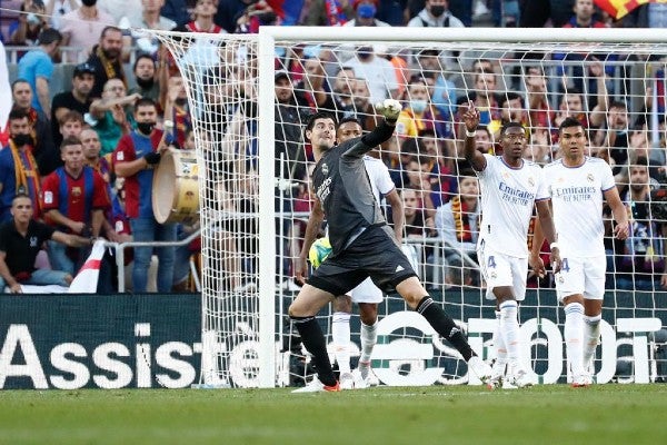 Thibaut Courtois con el Real Madrid frente al Barcelona