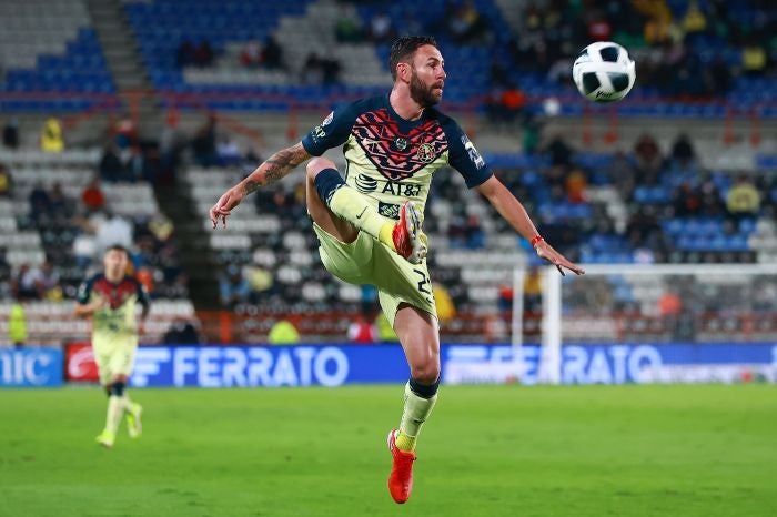 Miguel Layún en acción con América