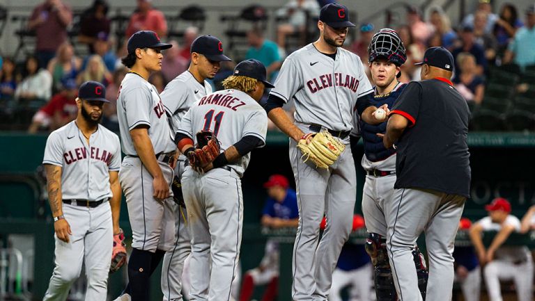 Los jugadores de Cleveland se reúnen en el montículo