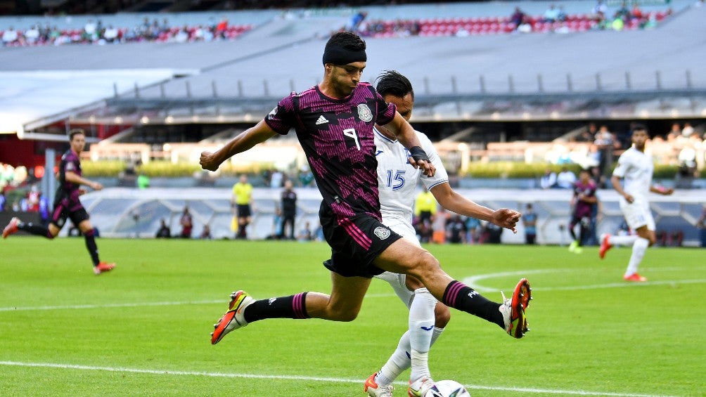 Raúl Jiménez durante un partido con el Tri