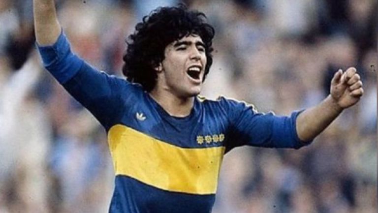 Diego Maradona durante un partido con Boca