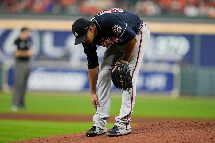 Charlie Morton doliéndose en el partido