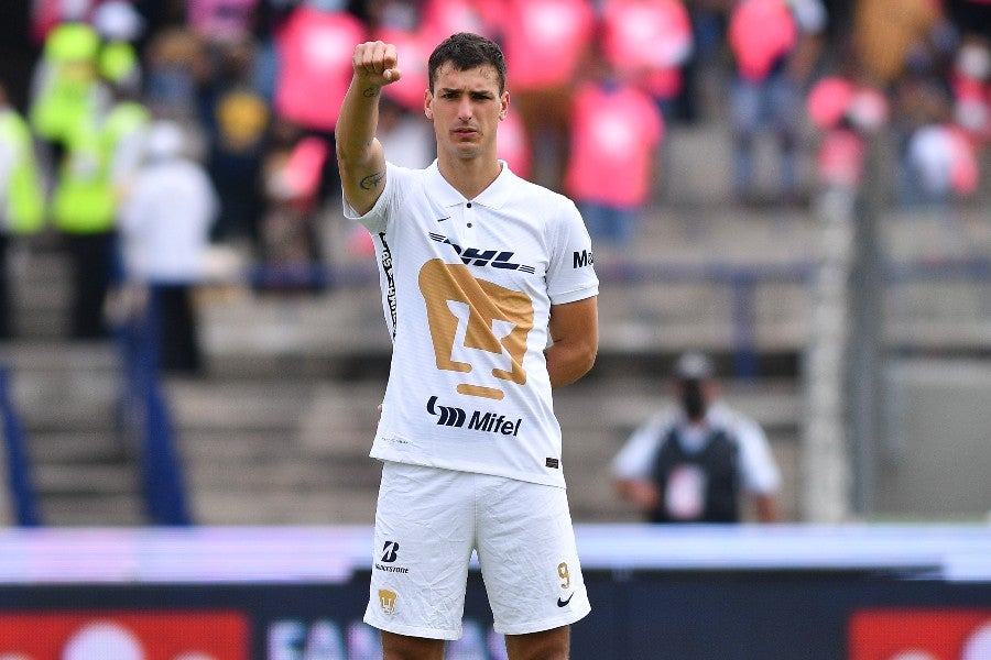 Juan Dinenno durante un partido con Pumas