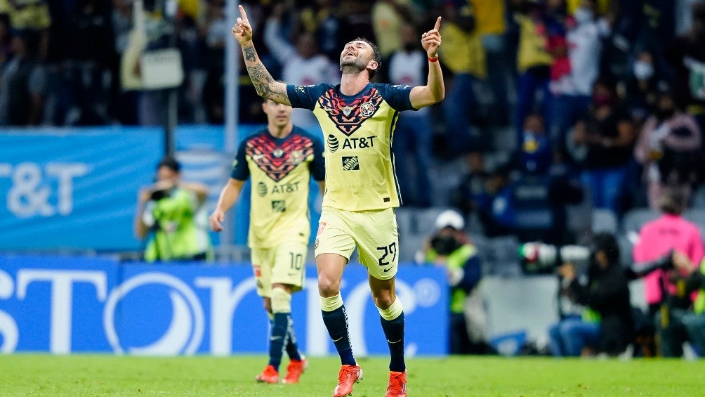 Miguel Layún en festejo con América