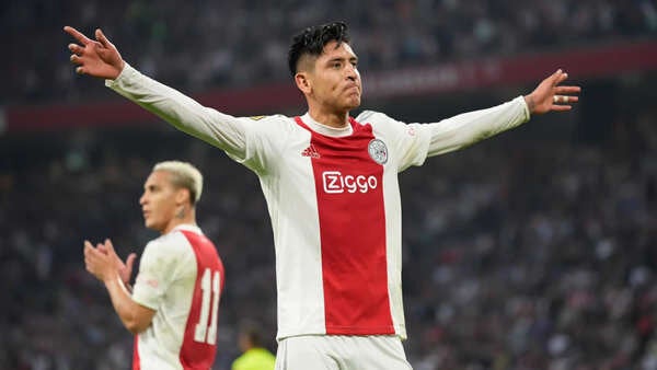 Edson Álvarez en un partido del Ajax