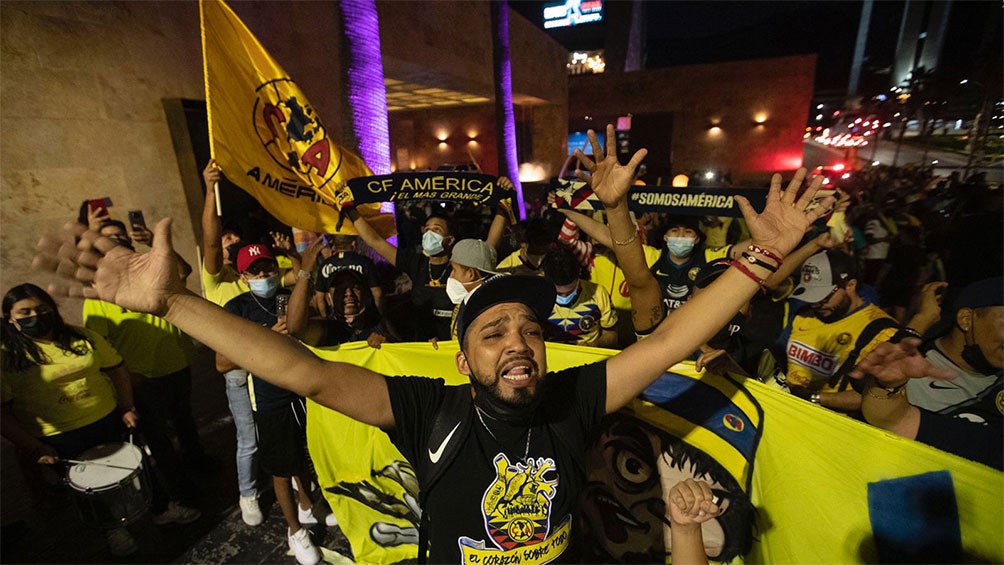 Fans serenaded before the Concachampions Final