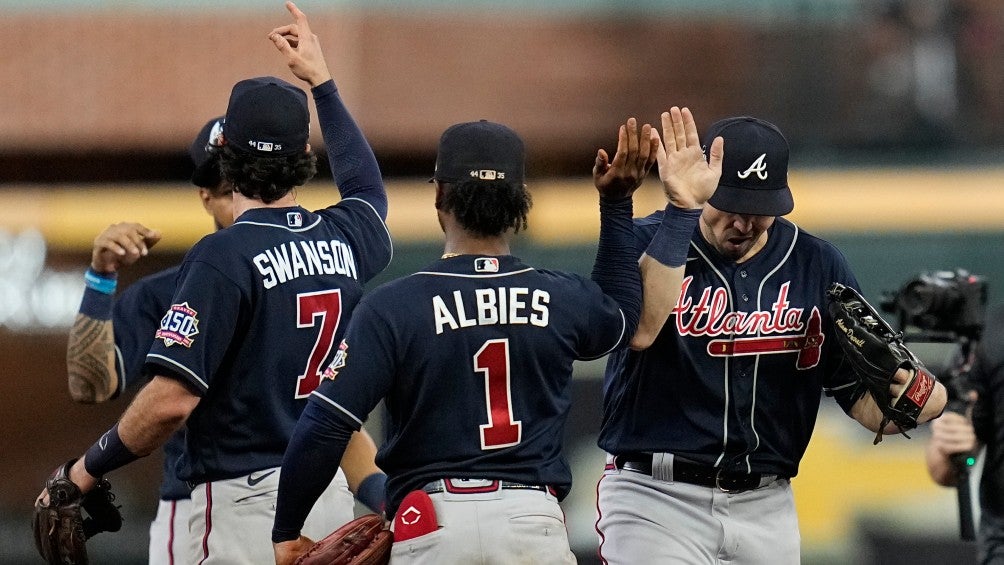 Jugadores de los Bravos festejan en el Minute Maid Park