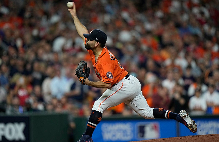 José Urquidy lanzando ante los Braves