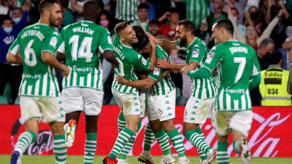 Los jugadores del Real Betis celebrando el triunfo