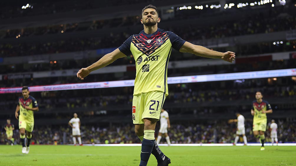 Henry Martín festeja un gol con América