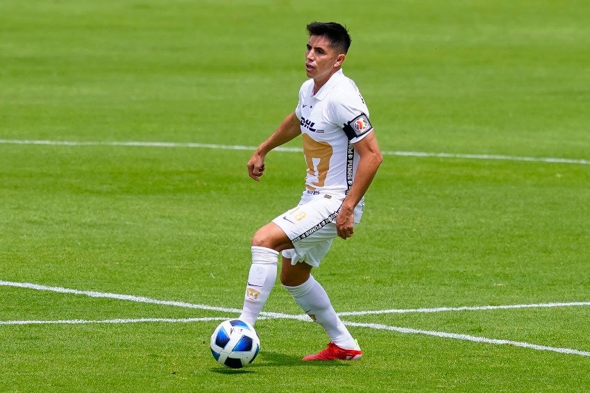 Efraín Velarde en un partido de los Pumas