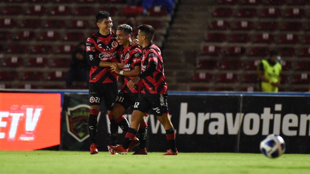 Los jugadores de Xolos celebrando un gol