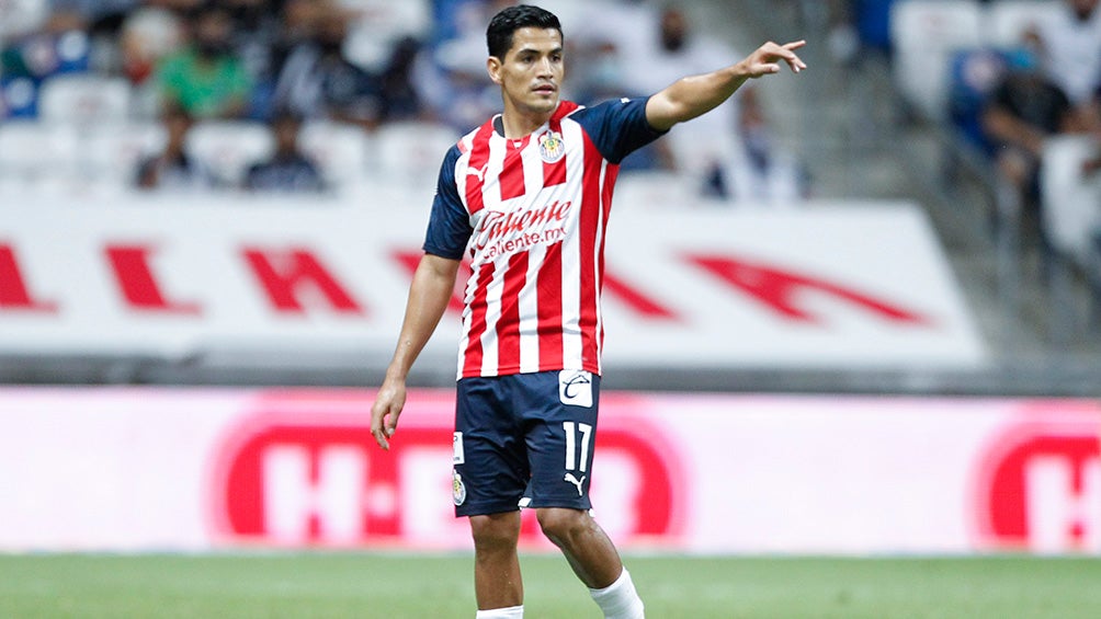 Sánchez da indicaciones en un juego de Chivas