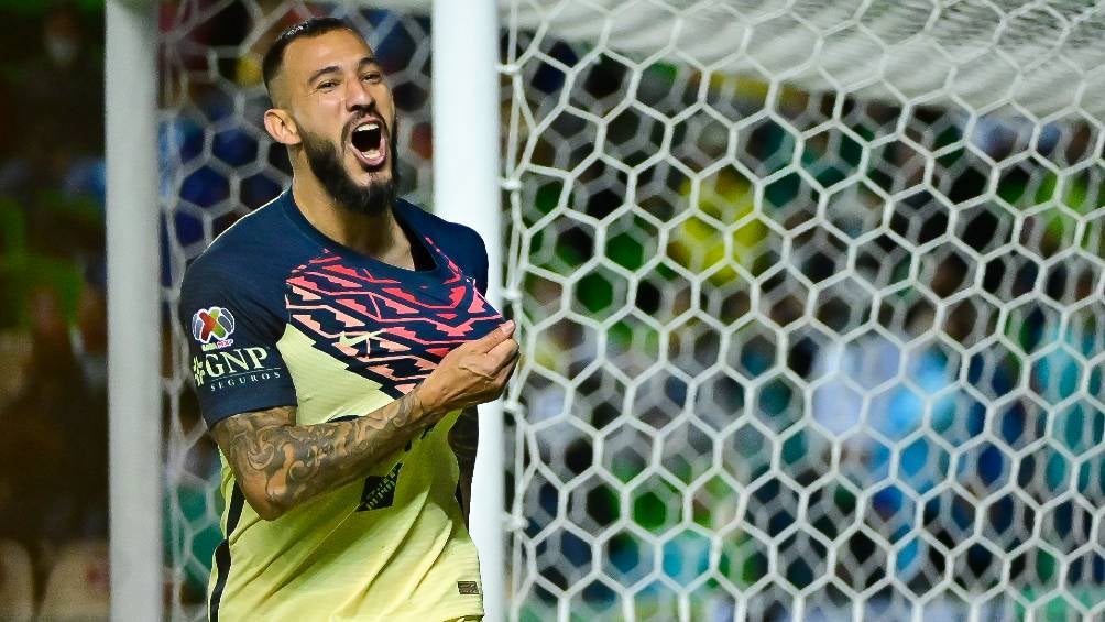 Emmanuel Aguilera celebrando un gol con América