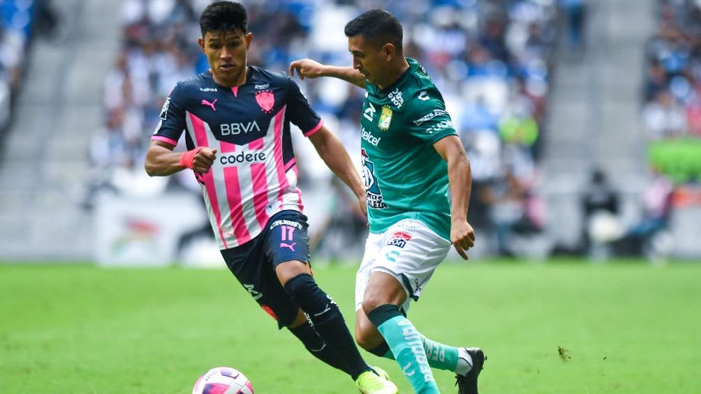 Jesús Gallardo en un partido con Rayados