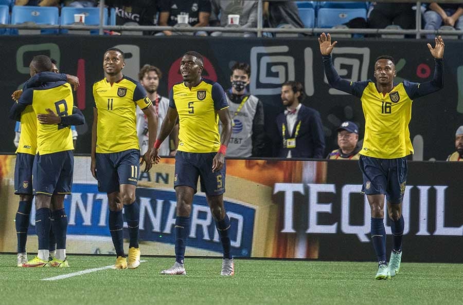 Ecuatorianos celebran gol del triunfo de Walter Chalá