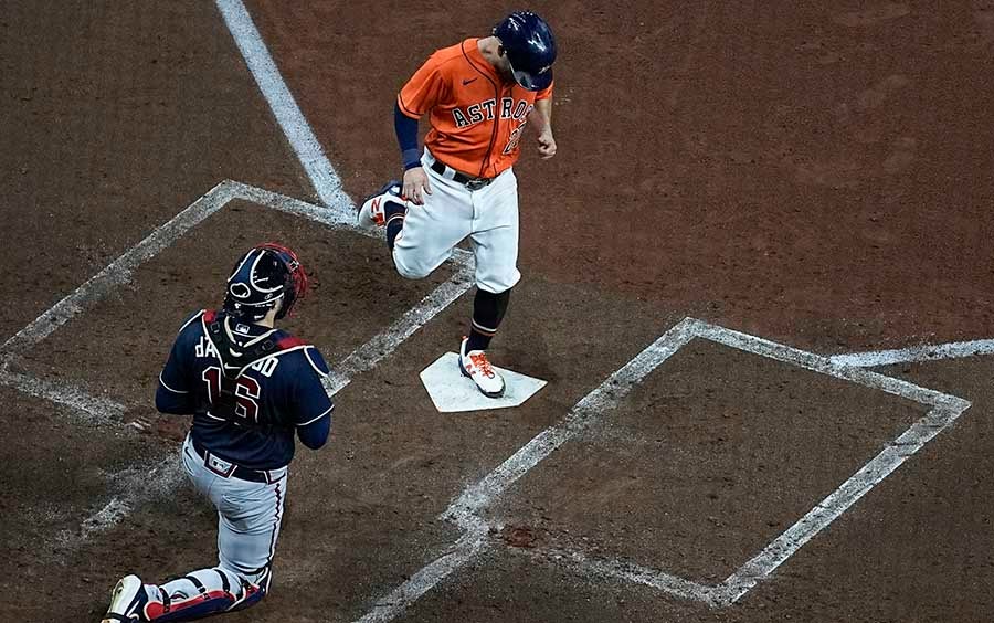 Jose Altuve pisa la registradora para una carrera más de los Astros