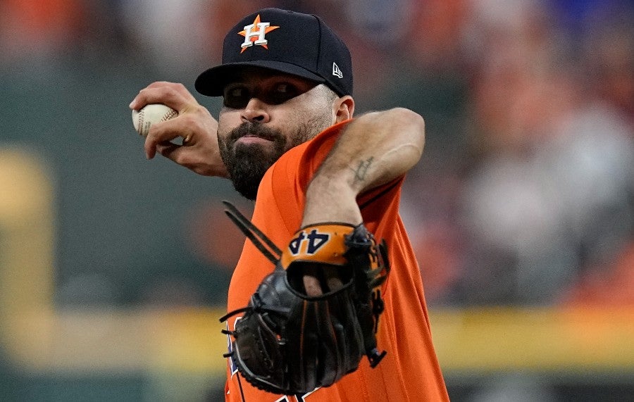 Urquidy lanzando ante los Atlanta Braves