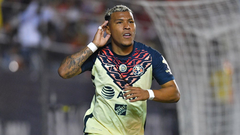 Roger Martínez celebra un gol con América