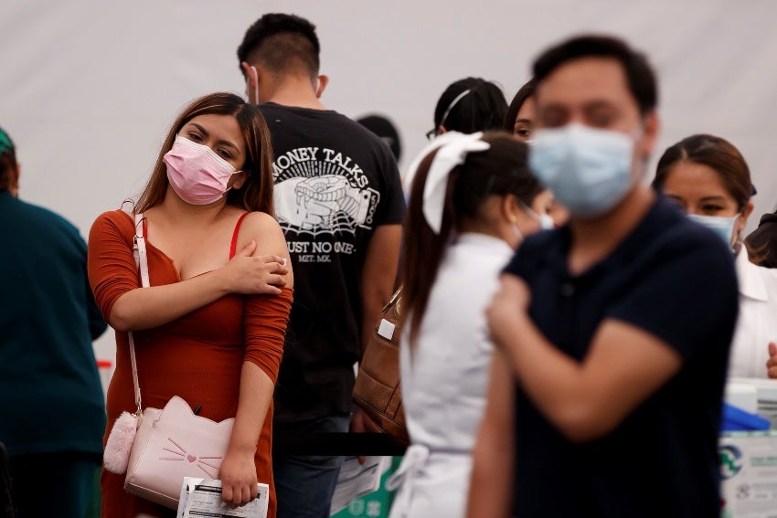 Jóvenes mexicanos siendo vacunados contra el coronavirus