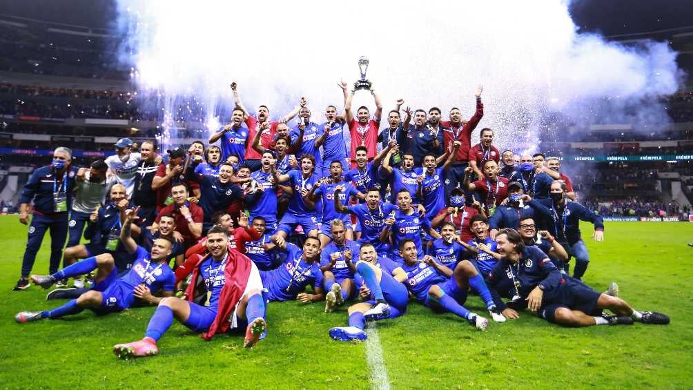 Los jugadores de Cruz Azul al ser campeones