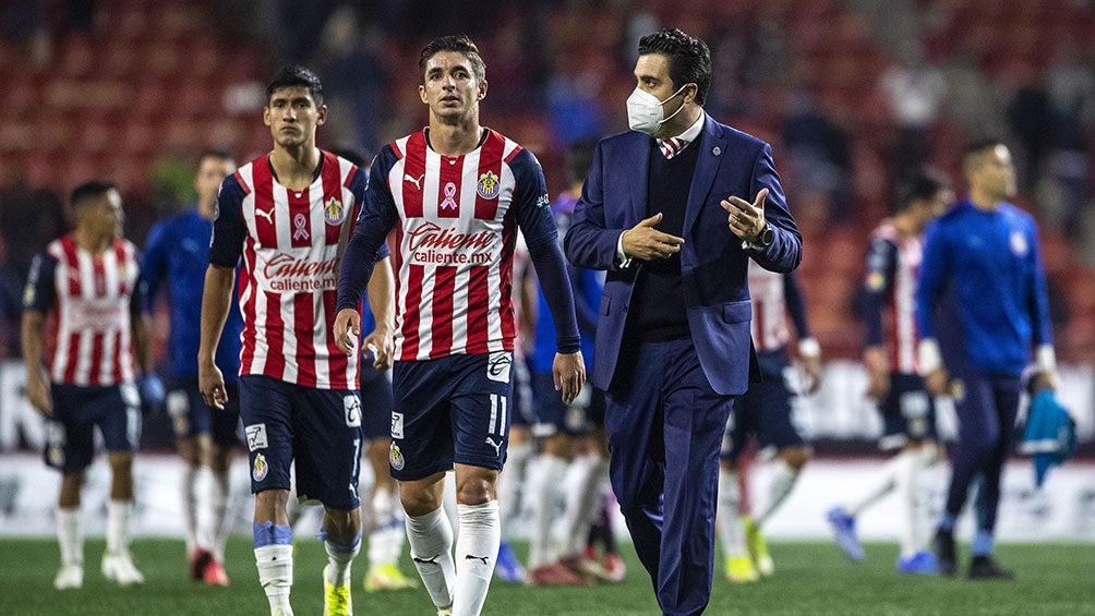 Marcelo Michel Leaño junto a los jugadores de Chivas