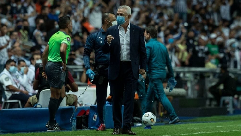 Aguirre en el partido con Rayados 