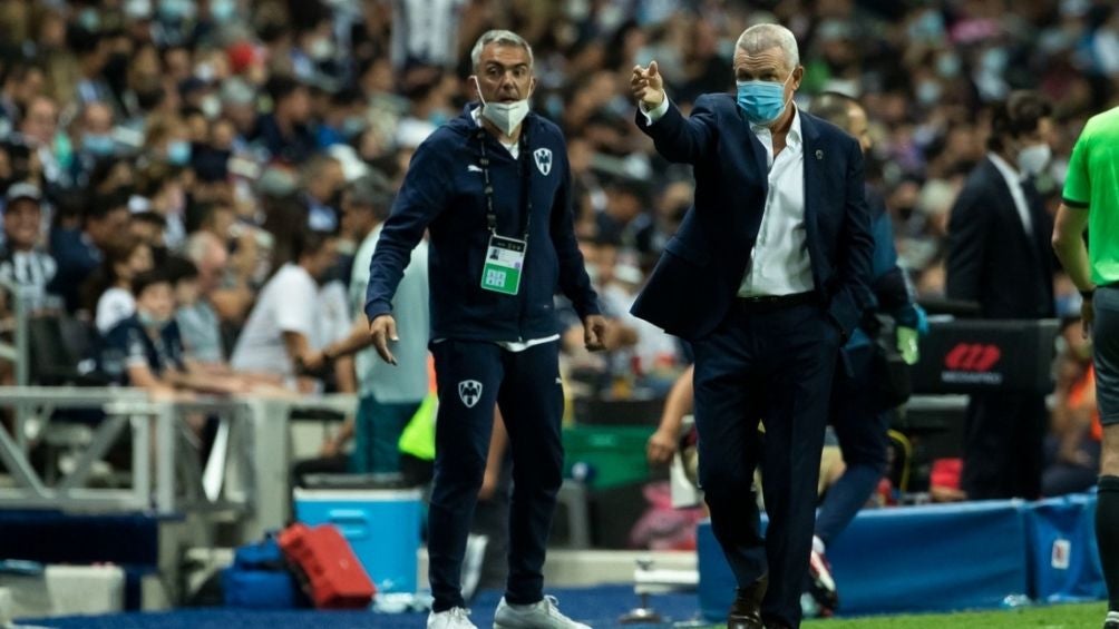 Aguirre en el partido con Rayados 