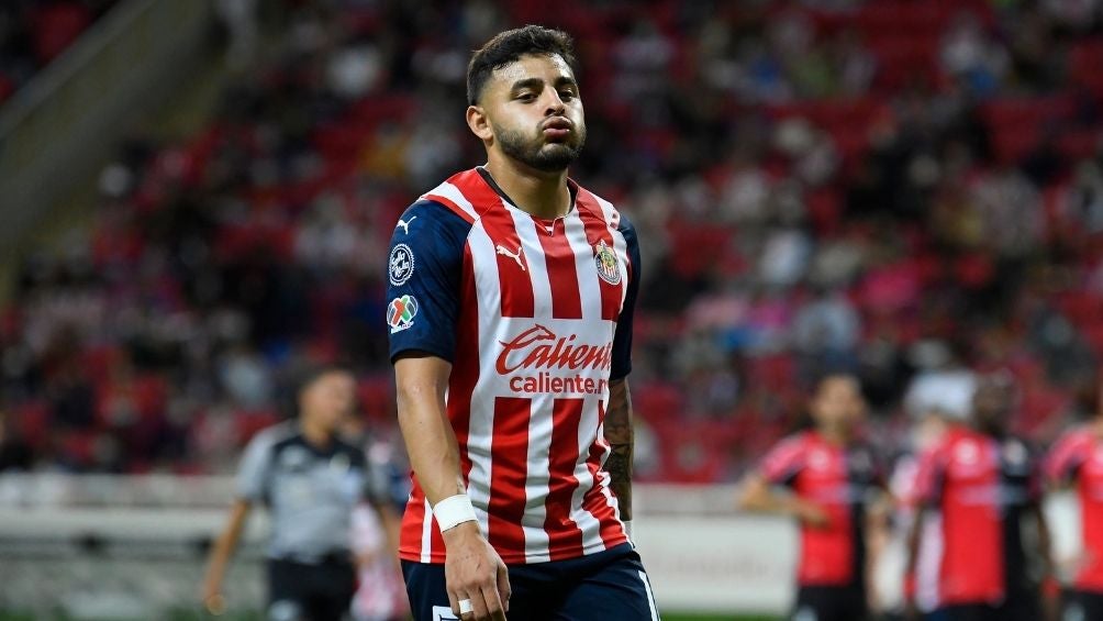 Vega en un partido con Chivas