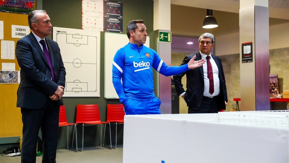 Sergi Barjuan se presenta con los jugadores del Barcelona