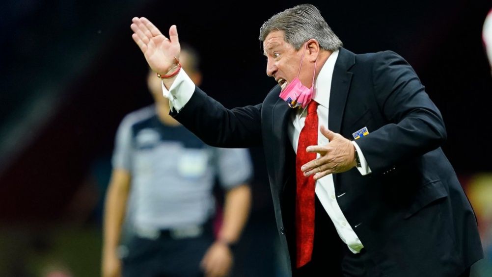 Miguel Herrera, técnico de Tigres, en el Estadio Azteca