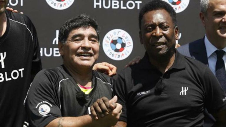 Diego Armando Maradona y Pelé en un evento público