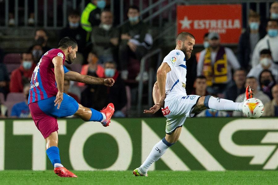 Kun Agüero durante un partido con Barcelona