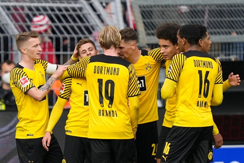 Jugadores del Borussia Dortmund celebrando un gol sobre Colonia