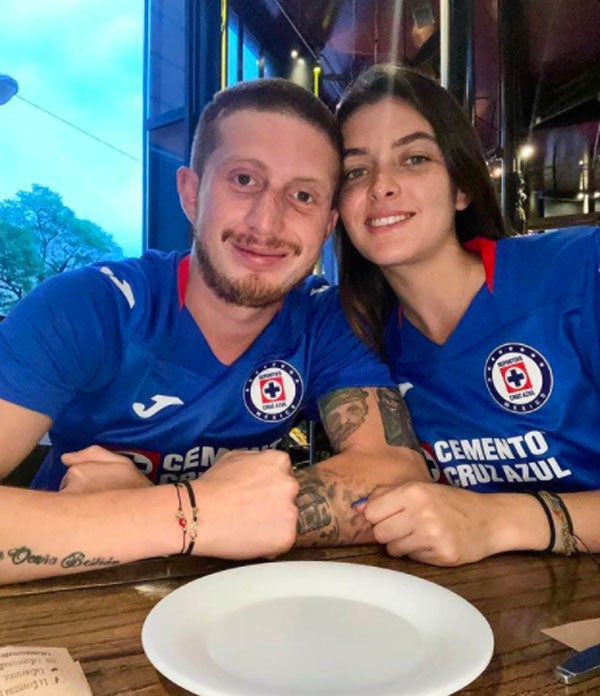 El actor con su novia luciendo la playera de Cruz Azul